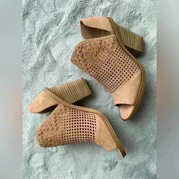 NWOB Vince Camuto Fritzey Perforated Leather Sandal - Picture 3 of 9